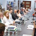 Spotkanie grupy osób dorosłych w sali konferencyjnej urzędu miasta.