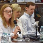 Spotkanie grupy osób dorosłych w sali konferencyjnej urzędu miasta.
