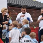 Uroczystość wręczania nagród dzieciom.