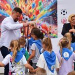 Uroczystość wręczania nagród dzieciom.