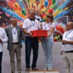 Uroczystość wręczania nagród dzieciom.