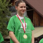 Młodzi lekkoatleci podczas zawodów i wręczania nagród.