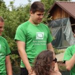 Młodzi lekkoatleci podczas zawodów i wręczania nagród.