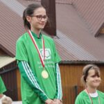 Młodzi lekkoatleci podczas zawodów i wręczania nagród.