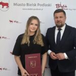 Burmistrz i radna pozują do zdjęcia.