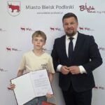 Burmistrz i radny pozują do zdjęcia.