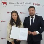 Burmistrz i radna pozują do zdjęcia.