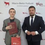 Burmistrz i radny pozują do zdjęcia.