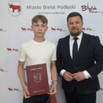 Burmistrz i radny pozują do zdjęcia.
