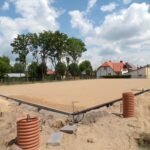 Budowa boiska do siatkówki plażowej.