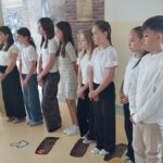 Uroczystość wręczenia nagród uczniom na korytarzu szkolnym.
