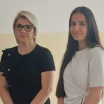 Uroczystość wręczenia nagród uczniom na korytarzu szkolnym.