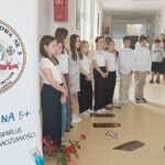 Uroczystość wręczenia nagród uczniom na korytarzu szkolnym.