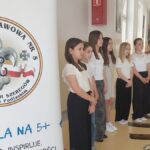 Uroczystość wręczenia nagród uczniom na korytarzu szkolnym.