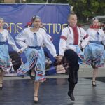 Artyści tańczący na scenie.