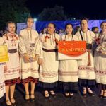 Artyści pozujący do zdjęcia.