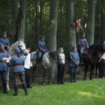 zdjęcie przedstawia grupę ludzi na koniach
