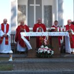 zdjęcie przedstawia 5 księży na tle mauzoleum