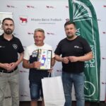 Zdjęcie uczestnika rywalizacji z Dyrektorem MOSiR i Burmistrzem Miasta Bielsk Podlaski na tle banerów