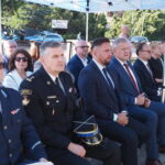 zdjęcie przedstawia siedzących mężczyzn ubranych w garnitury