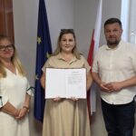 Trzy dorosłe osoby na zdjęciu: dwie kobiety i mężczyzna - stoją w gabinecie i pozują do zdjęcia.