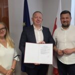 Trzy dorosłe osoby na zdjęciu: kobieta i dwóch mężczyzn - stoją w gabinecie i pozują do zdjęcia.