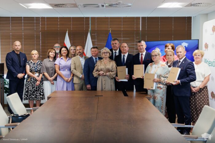grupa samorządowców pozuje do zdjęcia razem z Wicemarszałkiem Województwa podlaskiego
