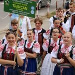Przemarsz artystów po mieście.