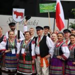 Występ artystów na cenie domu kultury.