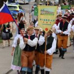 Przemarsz artystów po mieście.