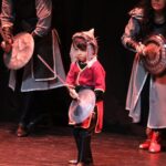 Występ artystów na cenie domu kultury.