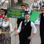 Przemarsz artystów po mieście.