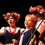 Występ artystów na cenie domu kultury.