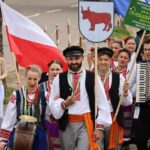 Przemarsz artystów po mieście.