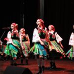 Występ artystów na cenie domu kultury.