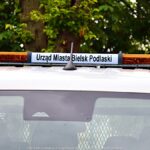 Lampa sygnalizacyjna na samochodzie z napisem Urząd Miasta Bielsk Podlaski.