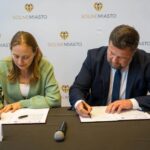 burmistrz miasta podpisuje umowę wraz z panią minister